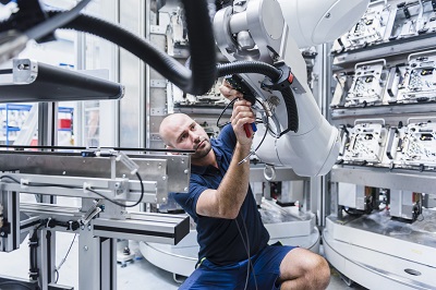 Arbeiter mit einem Roboter in der Produktion