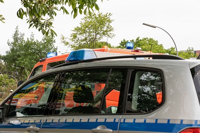 Polizei- und Rettungswagen bei einem Unfall.
