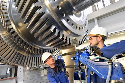 Arbeiter an Gasturbinen in einer Fabrik