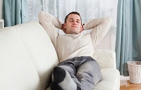 Mann auf Sofa