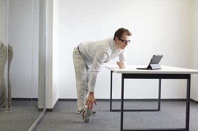 Angestellter bei einer Übung im Büro